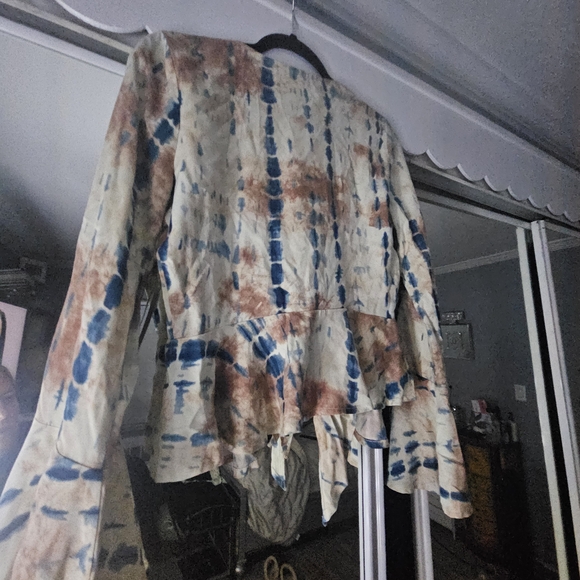 VENUS Tie-Dye Crop Top - Blue and Tan - Picture 11 of 12